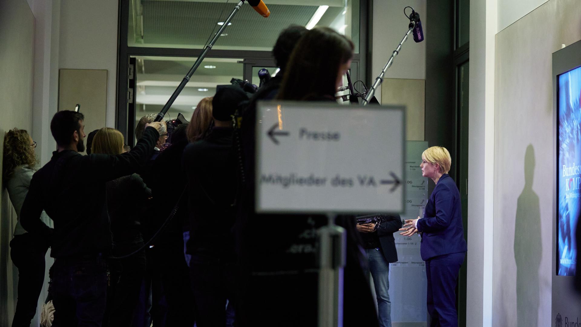 Manuela Schwesig gibt vor der Sitzung des Vermittlungsausschuss von Bundestag und Bundesrat ein Statement ab. Vor ihr stehen viele Journalisten mit Kameras und Mikrofonen. 