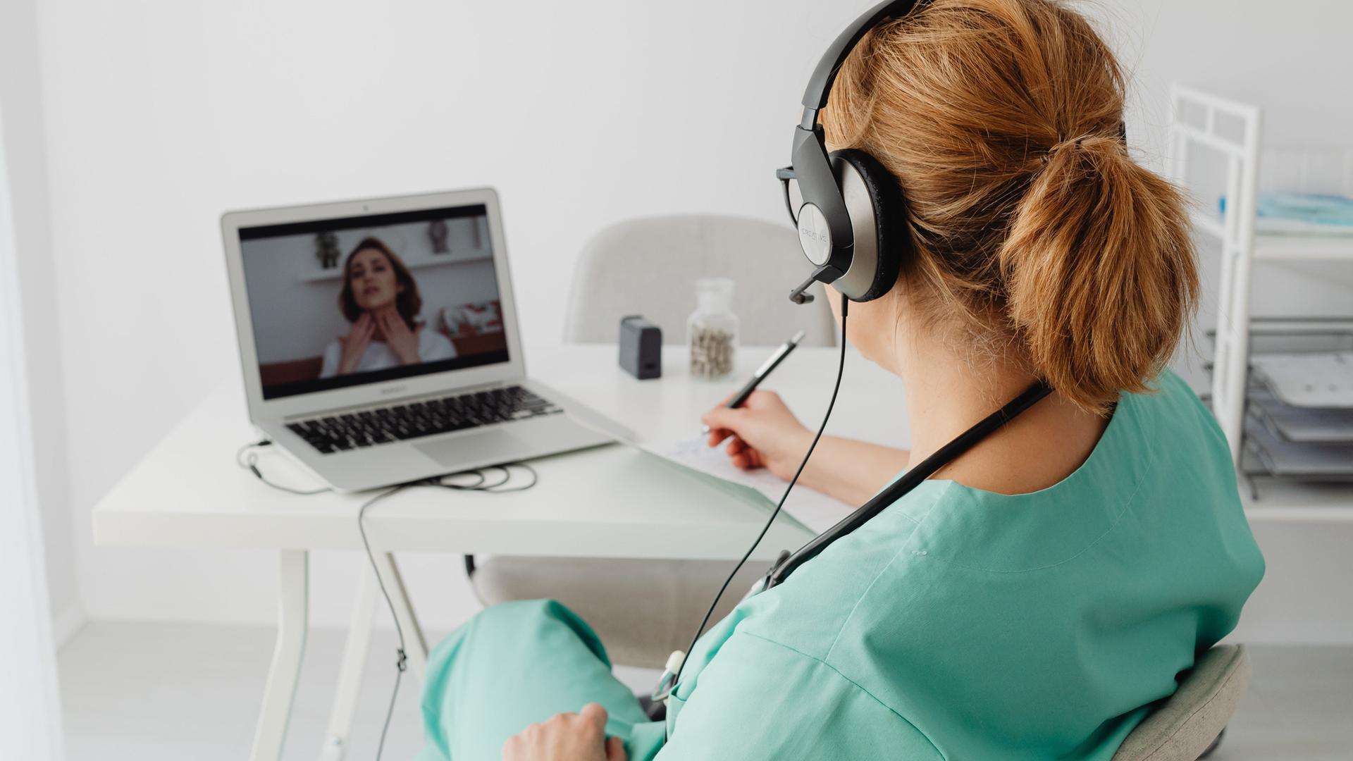 Eine Ärztin ist in einer Videosprechstunde mit einer Patientin. 