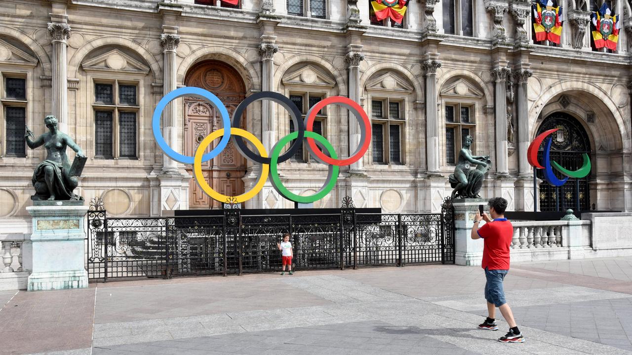 Die Olympsichen Ringe vor dem Pariser Rathaus. Am 26. Juli 2024 findet die Eröffnungsfeier der Spiele auf der Seine statt.