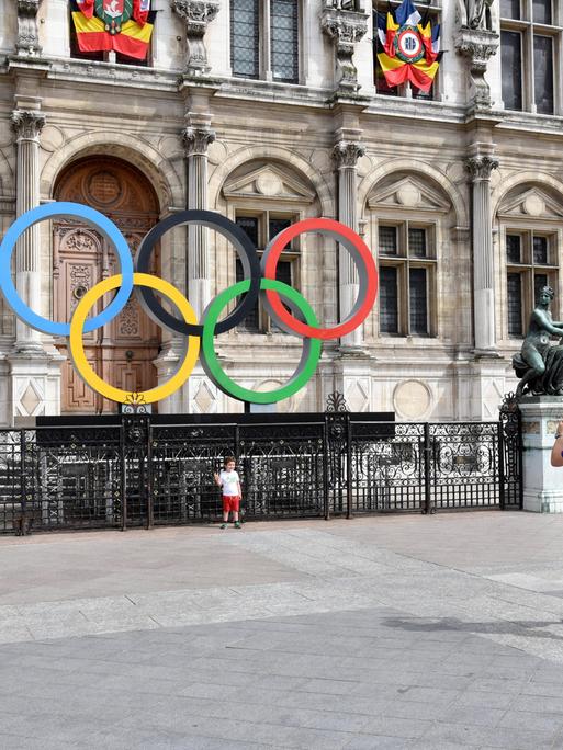 Die Olympsichen Ringe vor dem Pariser Rathaus. Am 26. Juli 2024 findet die Eröffnungsfeier der Spiele auf der Seine statt.