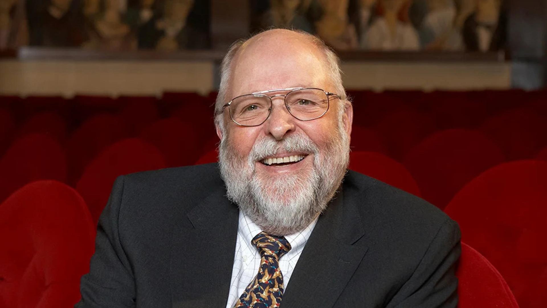 Klaus Tschira: Porträt als heiter lachender älterer Herr, mit Brille, Anzug, Krawatte und Vollbart Klaus Tschira: Porträt als heiter lachender älterer Herr, mit Brille, Anzug, Krawatte und Vollbart