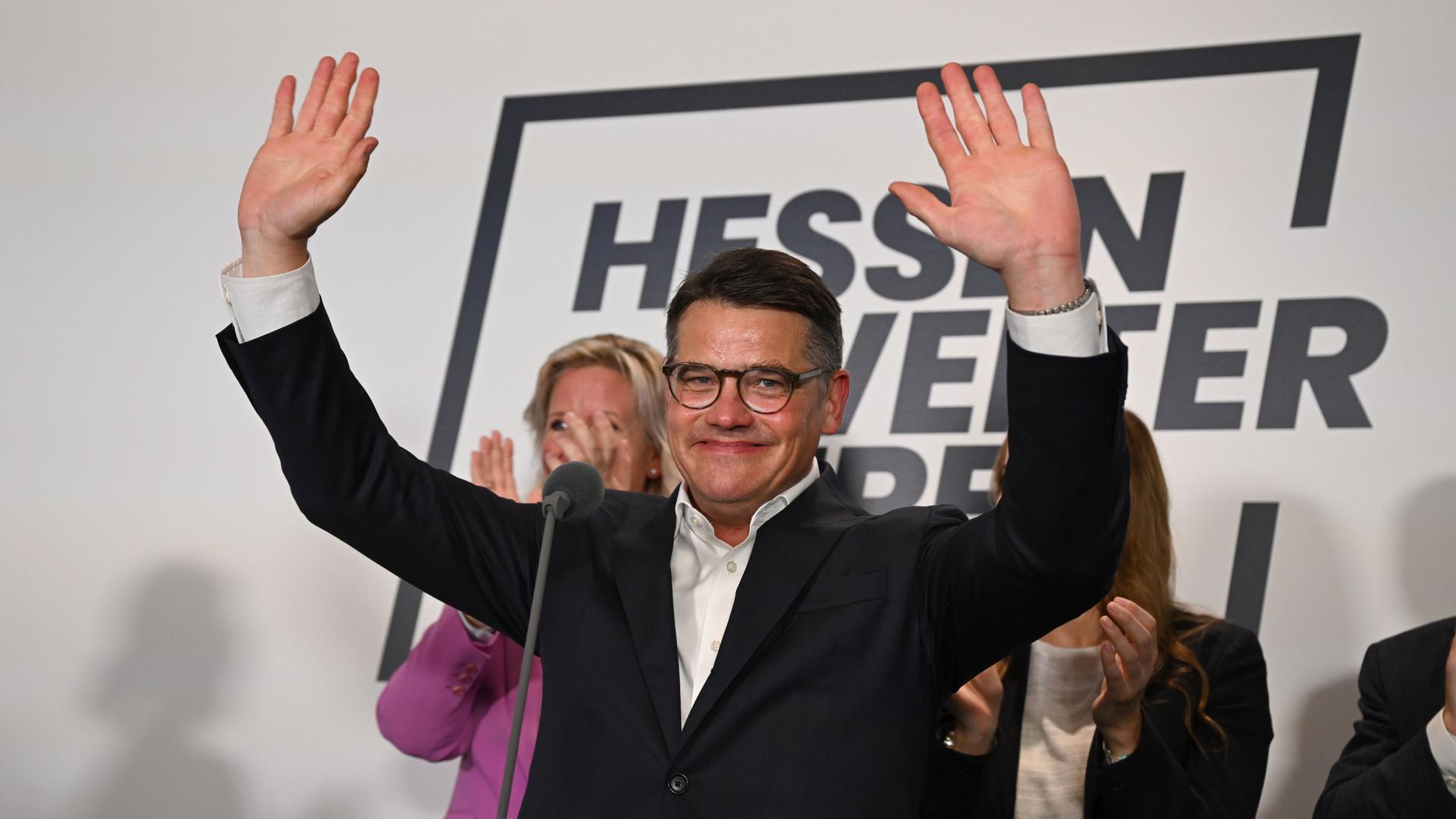 Boris Rhein, Spitzenkandidat der CDU und Ministerpräsident von Hessen, winkt nach der Veröffentlichung der ersten Prognose zur Landtagswahl in Hessen auf der CDU-Wahlparty. Boris Rhein, Spitzenkandidat der CDU und Ministerpräsident von Hessen, winkt nach der Veröffentlichung der ersten Prognose zur Landtagswahl in Hessen auf der CDU-Wahlparty.