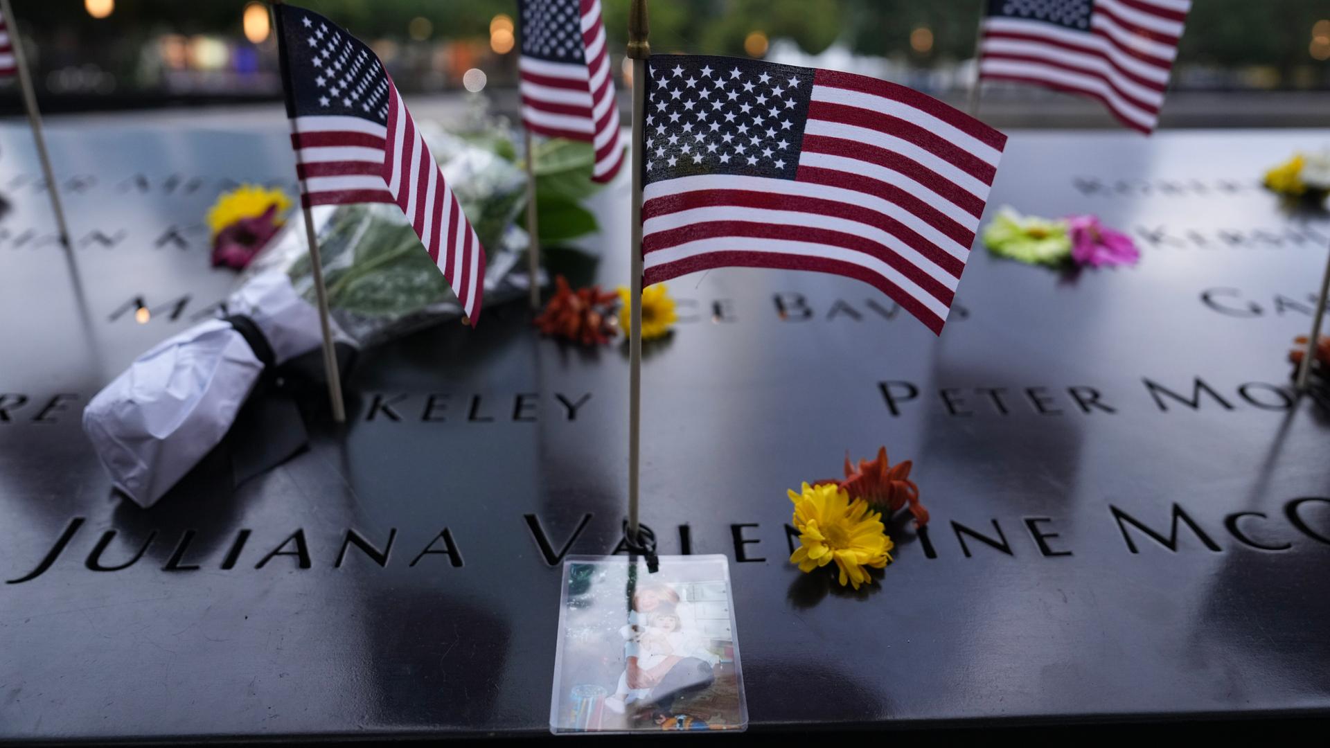 Zu sehen ist eine Gedenktafel, die sich am Ort des früheren World Trade Centers in New York befindet. Zu sehen ist eine Gedenktafel, die sich am Ort des früheren World Trade Centers in New York befindet.