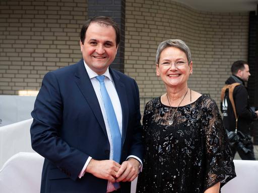 Nathanael Liminski, Leiter der Staatskanzlei NRW, zusammen mit Frauke Gerlach, Direktorin Adolf Grimme-Institut beim Empfang zum Grimme-Preis 2023. Beide lächeln in festlicher Kleidung in die Kamera.