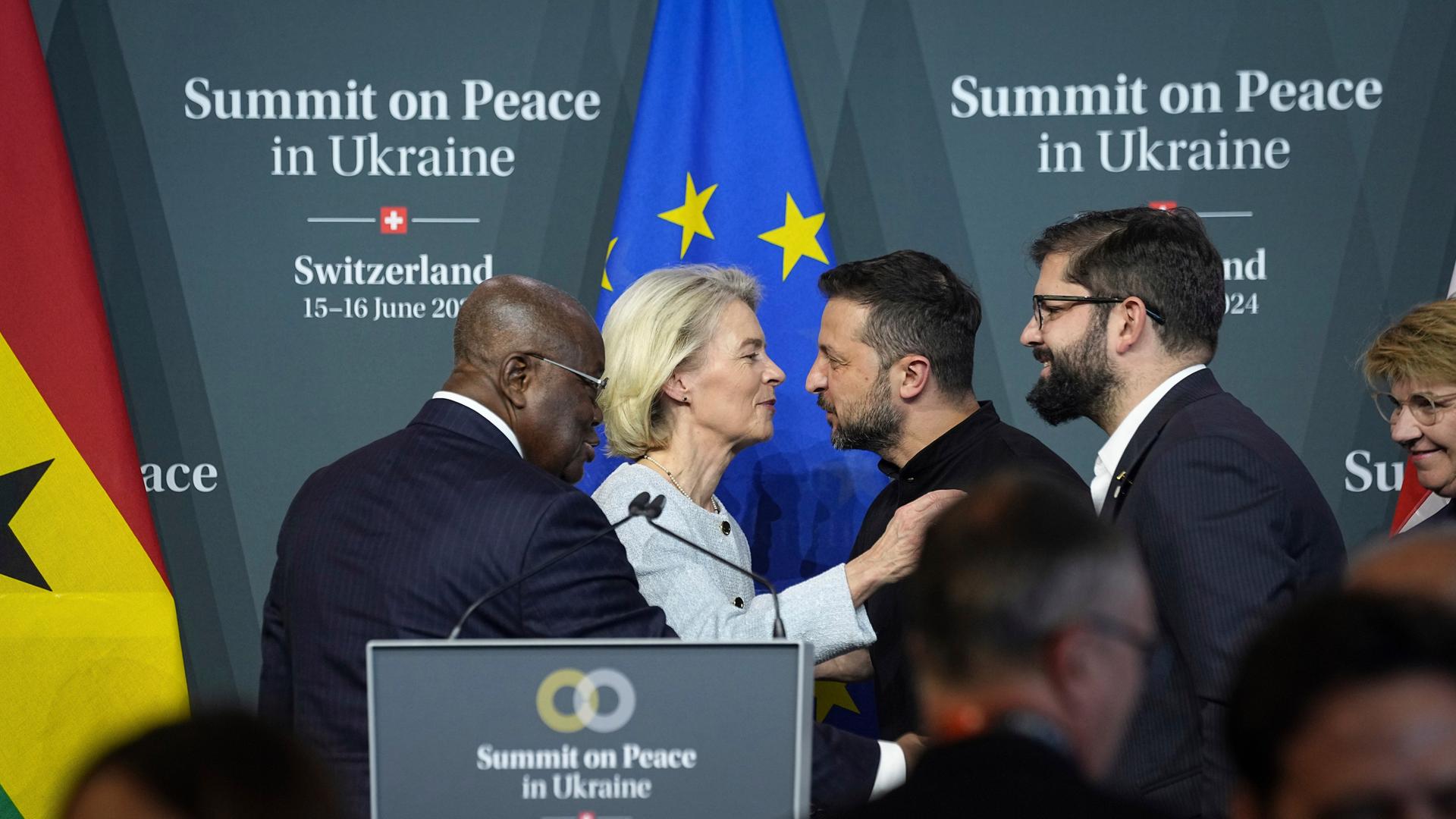 Der ukrainische Präsident Wolodymyr Selenskyj spricht mit der Präsidentin der Europäischen Kommission, Ursula von der Leyen, während der Abschlusspressekonferenz des Ukraine-Friedensgipfels in der Schweiz, Sonntag am 16. Juni 2024.