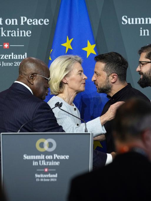Der ukrainische Präsident Wolodymyr Selenskyj spricht mit der Präsidentin der Europäischen Kommission, Ursula von der Leyen, während der Abschlusspressekonferenz des Ukraine-Friedensgipfels in der Schweiz, Sonntag am 16. Juni 2024.