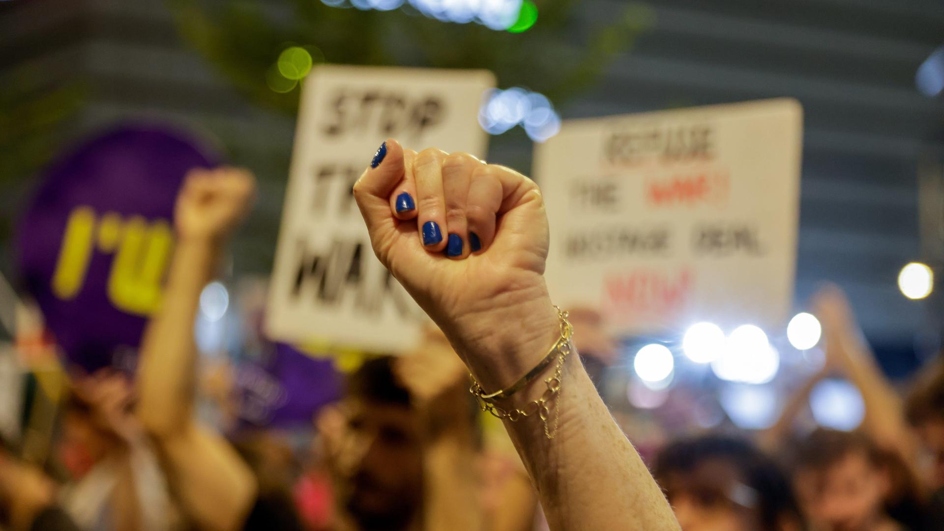 Demonstration in Tel Aviv, Israel, gegen die Regierung von Präsident Netanjahu. Hand zur Faust geballt mit blauem Nagellack.