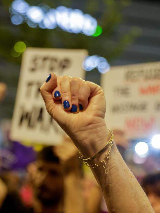 Demonstration in Tel Aviv, Israel, gegen die Regierung von Präsident Netanjahu. Hand zur Faust geballt mit blauem Nagellack.