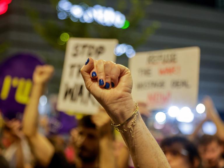 Demonstration in Tel Aviv, Israel, gegen die Regierung von Präsident Netanjahu. Hand zur Faust geballt mit blauem Nagellack.