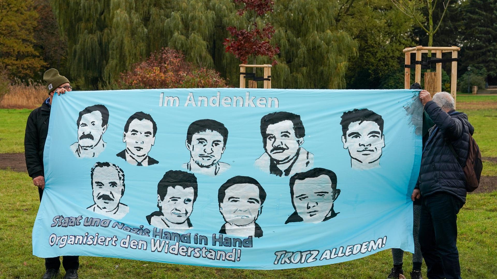 Zwickauer und Gäste der Stadt gedenken auf der Gedenkveranstaltung für die Opfer des NSU mit einem Transparent das die Opfer zeigt.