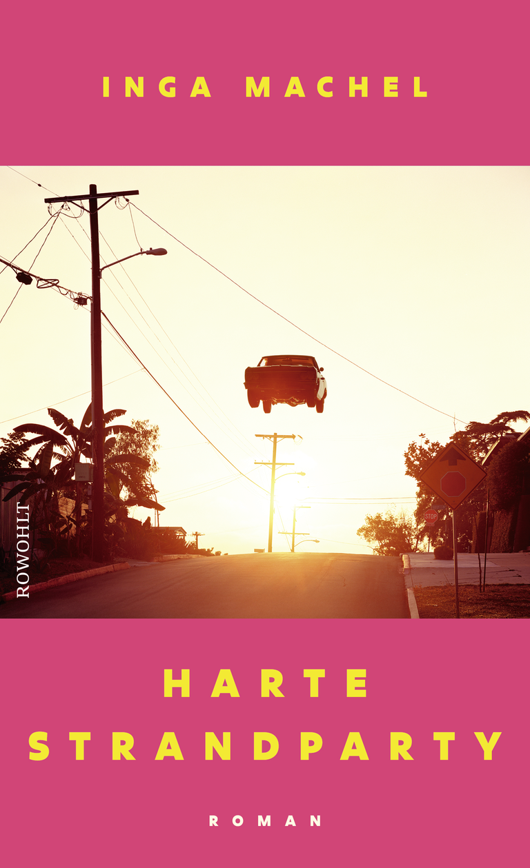 Buchcover des Romans "Harte Strandparty" von Inga Machel: Ein Auto im Sprung über einer Straße im Sonnenuntergang. Buchcover des Romans "Harte Strandparty" von Inga Machel: Ein Auto im Sprung über einer Straße im Sonnenuntergang.
