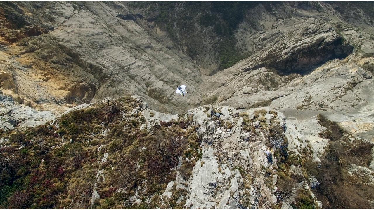 Der Basejumper Maximilian Werndl beim Flug in einem drachenartigen Anzug (Wingsuit) vor einem Bergpanorama. Der Basejumper Maximilian Werndl beim Flug in einem drachenartigen Anzug (Wingsuit) vor einem Bergpanorama.