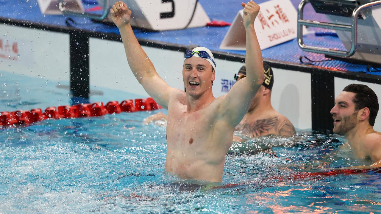 Cameron EcEvoy reisst nach seinem 50-Meter-Freistil-Weltrekord im Schwimmbecken die Arme hoch