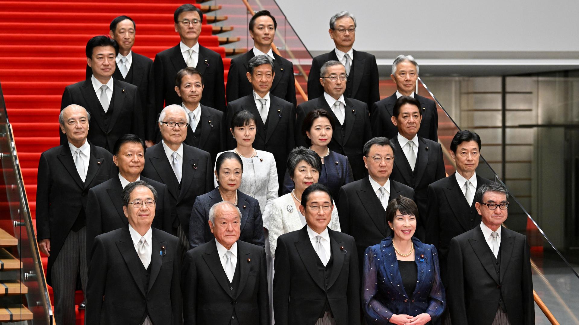 
September 14, 2023, Tokyo, Japan: Der japanische Premierminister Fumio Kishida (vorne mitte) mit seinem Kabinett auf einer roten Treppe im September 2023.