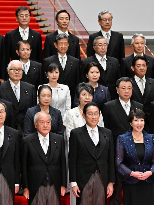 
September 14, 2023, Tokyo, Japan: Der japanische Premierminister Fumio Kishida (vorne mitte) mit seinem Kabinett auf einer roten Treppe im September 2023.