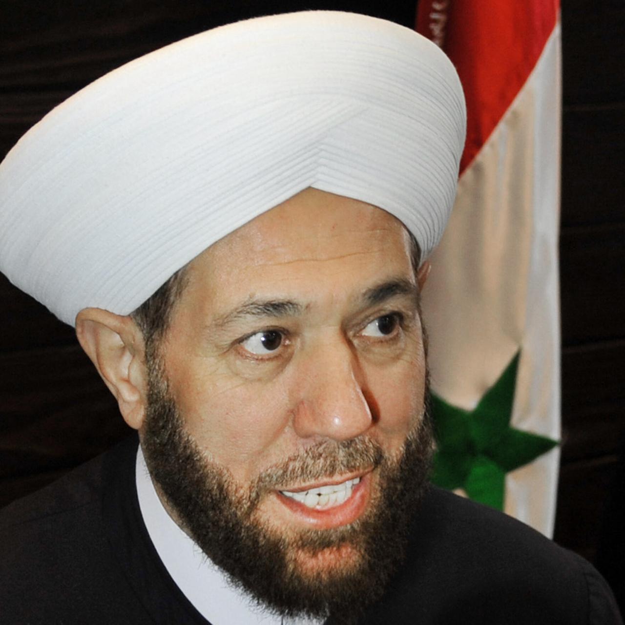 Der ehemalige syrische Großmufti Ahmad Hassun spricht in Damaskus während eines Interviews mit syrischen Journalisten. (Aufnahme im Jahr 2013)