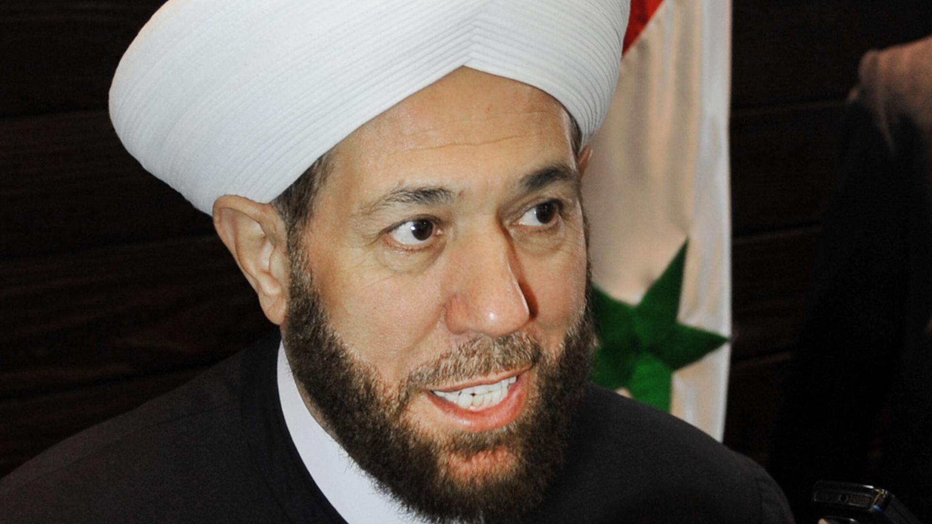 Das Bild zeigt den Kopf des damaligen syrischen Großmuftis Ahmad Hassun. Er trägt eine weiße Kopfbedeckung. Das Bild zeigt den Kopf des damaligen syrischen Großmuftis Ahmad Hassun. Er trägt eine weiße Kopfbedeckung.