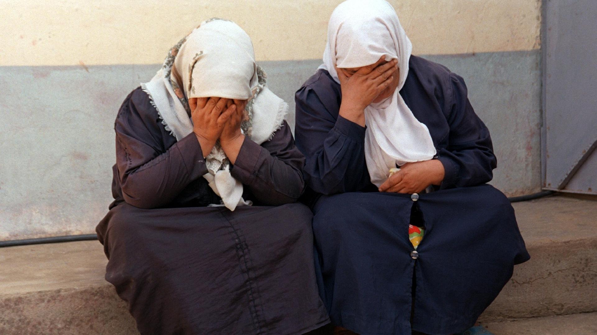 Zwei überlebende Frauen eines Massakers in dem algerischen Dorf Ben Ali in den Bergen von Chrea, 60 Kilmeter südlich der Hauptstadt Algier, weinen in der Nähe ihres Dorfes. 
