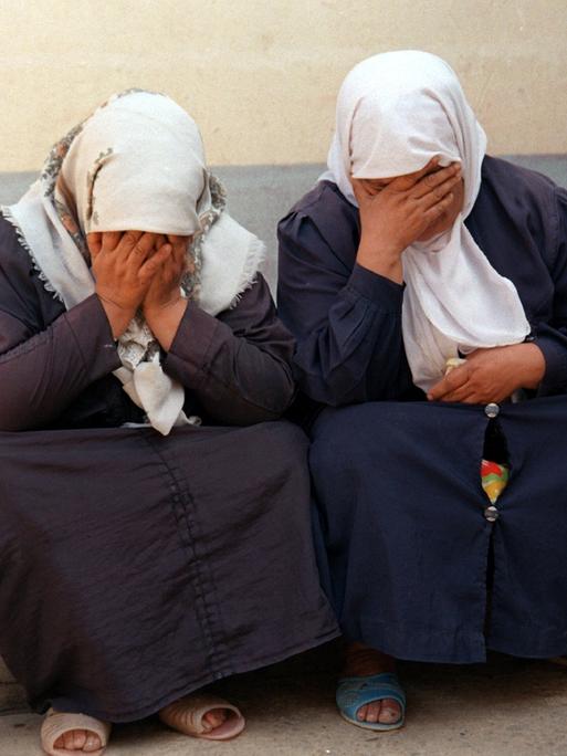Zwei überlebende Frauen eines Massakers in dem algerischen Dorf Ben Ali in den Bergen von Chrea, 60 Kilmeter südlich der Hauptstadt Algier, weinen in der Nähe ihres Dorfes. 