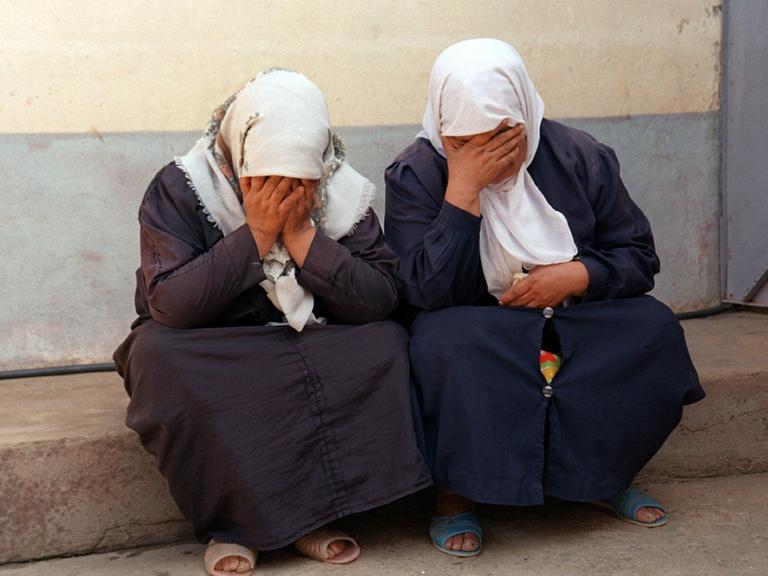 Zwei überlebende Frauen eines Massakers in dem algerischen Dorf Ben Ali in den Bergen von Chrea, 60 Kilmeter südlich der Hauptstadt Algier, weinen in der Nähe ihres Dorfes. 