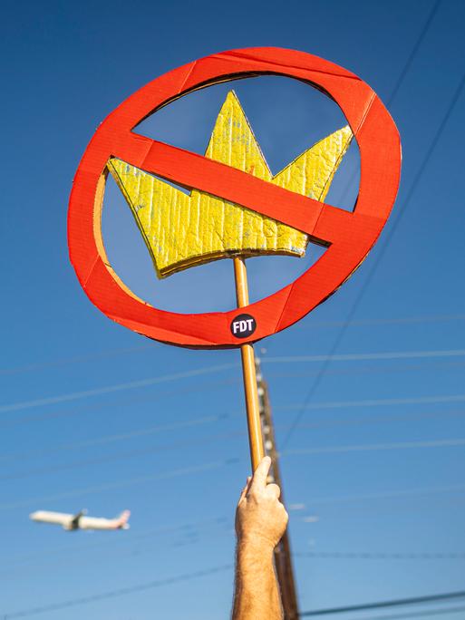 Ein Demonstrant hält bei einer Kundgebung gegen die Politik von US-Präsident ein Schild mit der Aufschrift "No Kings" hoch. Landesweit beteiligten sich mehrere Millionen Menschen an den Protesten. 