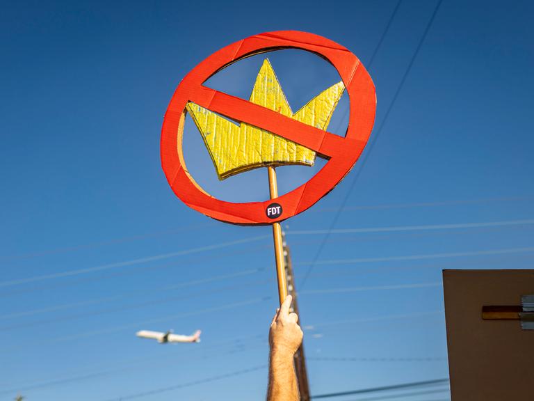 Ein Demonstrant hält bei einer Kundgebung gegen die Politik von US-Präsident ein Schild mit der Aufschrift "No Kings" hoch. Landesweit beteiligten sich mehrere Millionen Menschen an den Protesten. 