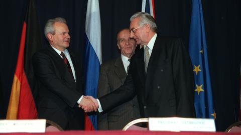 Der serbische Präsident Slobodan Milosevic (l) und sein kroatischer Amtskollege Franjo Tudjman (r) schütteln sich die Hände. Dazwischen der bosnische Präsident Alija Izetbegovic. 