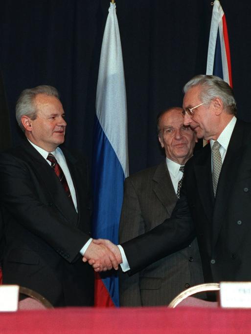 Der serbische Präsident Slobodan Milosevic (l) und sein kroatischer Amtskollege Franjo Tudjman (r) schütteln sich die Hände. Dazwischen der bosnische Präsident Alija Izetbegovic. Der serbische Präsident Slobodan Milosevic (l) und sein kroatischer Amtskollege Franjo Tudjman (r) schütteln sich die Hände. Dazwischen der bosnische Präsident Alija Izetbegovic.