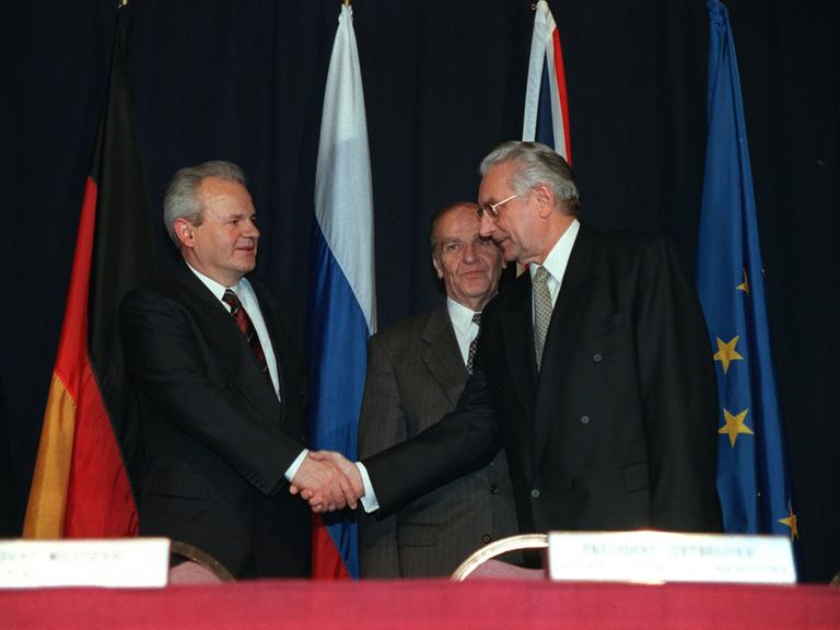Der serbische Präsident Slobodan Milosevic (l) und sein kroatischer Amtskollege Franjo Tudjman (r) schütteln sich die Hände. Dazwischen der bosnische Präsident Alija Izetbegovic. Der serbische Präsident Slobodan Milosevic (l) und sein kroatischer Amtskollege Franjo Tudjman (r) schütteln sich die Hände. Dazwischen der bosnische Präsident Alija Izetbegovic.