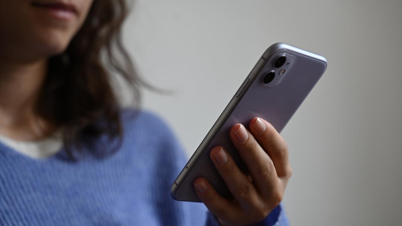 Eine Frau hält ein Smartphone in der Hand.