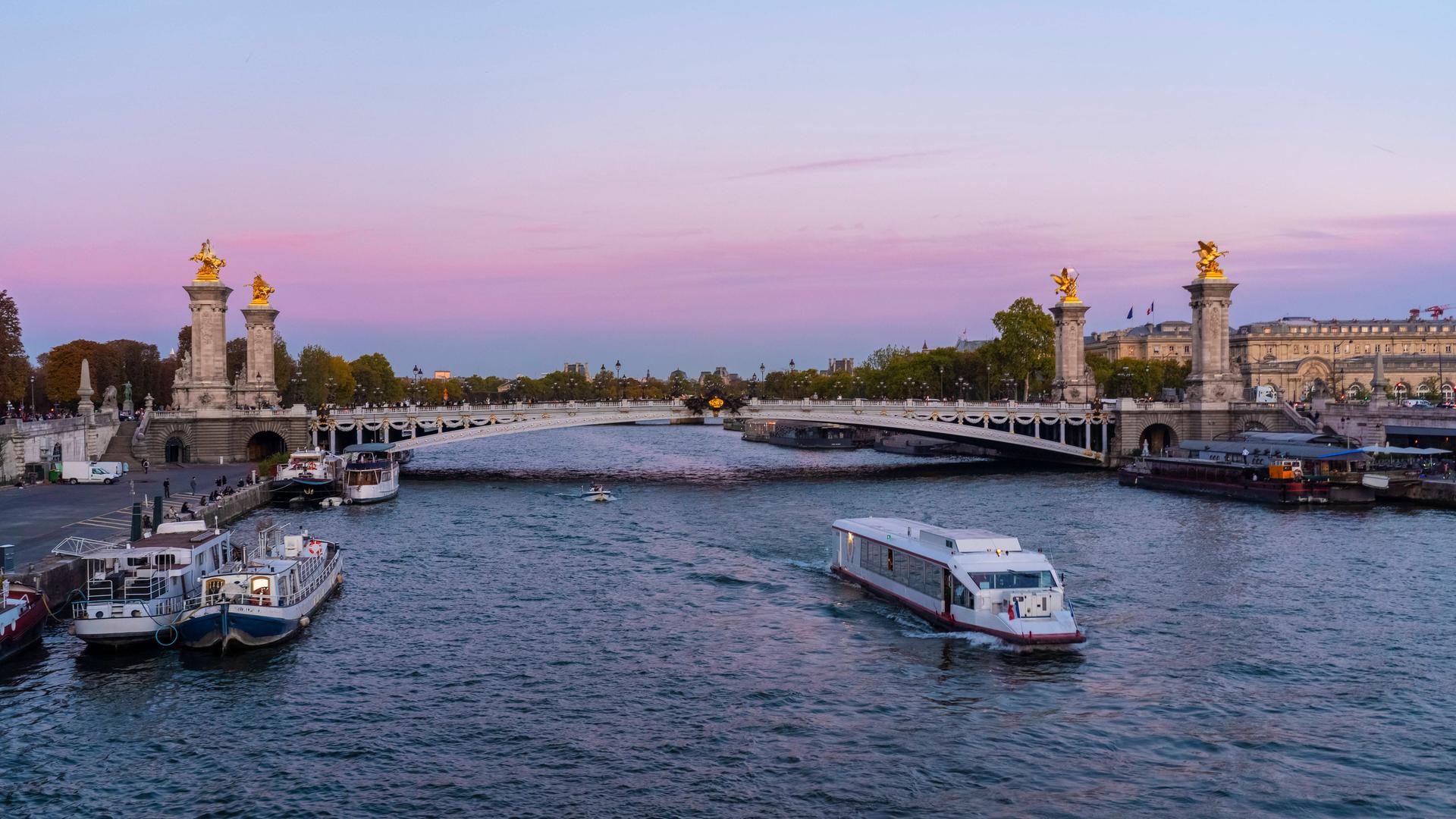 Die Brücke Pont Alexandre III über der Seine in Paris im Sonnenuntergang.