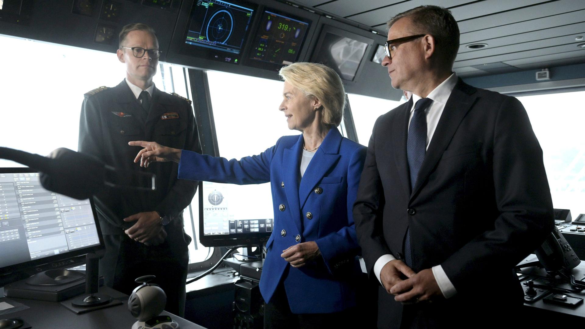 Der finnische Ministerpräsident Petteri Orpo und Präsidentin der EU-Kommission von der Leyen an Bord des Schiffes Turva der finnischen Grenzschutzbehörde während ihres kurzen Besuchs in Helsinki Der finnische Ministerpräsident Petteri Orpo und Präsidentin der EU-Kommission von der Leyen an Bord des Schiffes Turva der finnischen Grenzschutzbehörde während ihres kurzen Besuchs in Helsinki