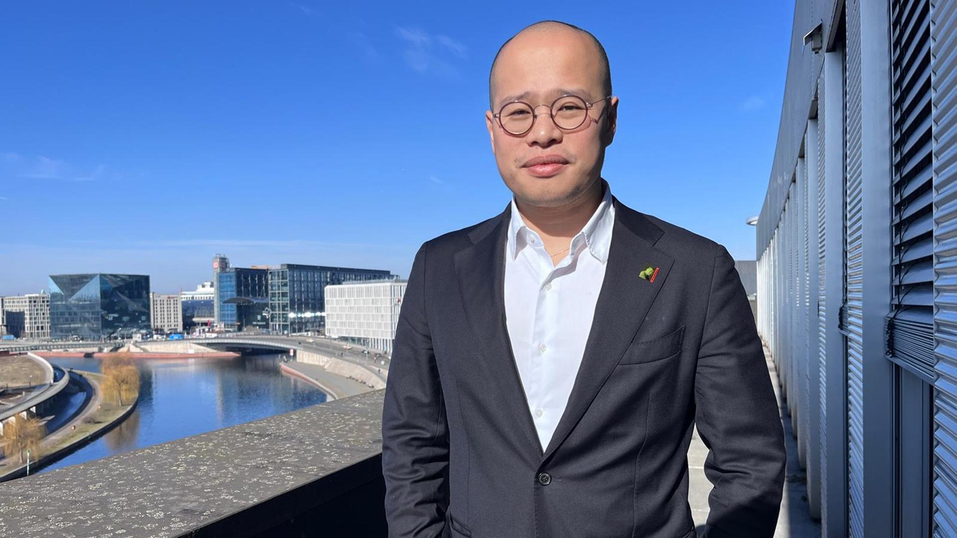 Sebastien Lai, der Sohn des ehemaligen Hongkonger Verlegers und Demokratieaktivisten Jimmy Lai, steht auf dem Balkon eines Gebäudes im Berliner Regierungsviertels. Im Hintergrund ist die Spree zu sehen. Sebastien Lai, der Sohn des ehemaligen Hongkonger Verlegers und Demokratieaktivisten Jimmy Lai, steht auf dem Balkon eines Gebäudes im Berliner Regierungsviertels. Im Hintergrund ist die Spree zu sehen.
