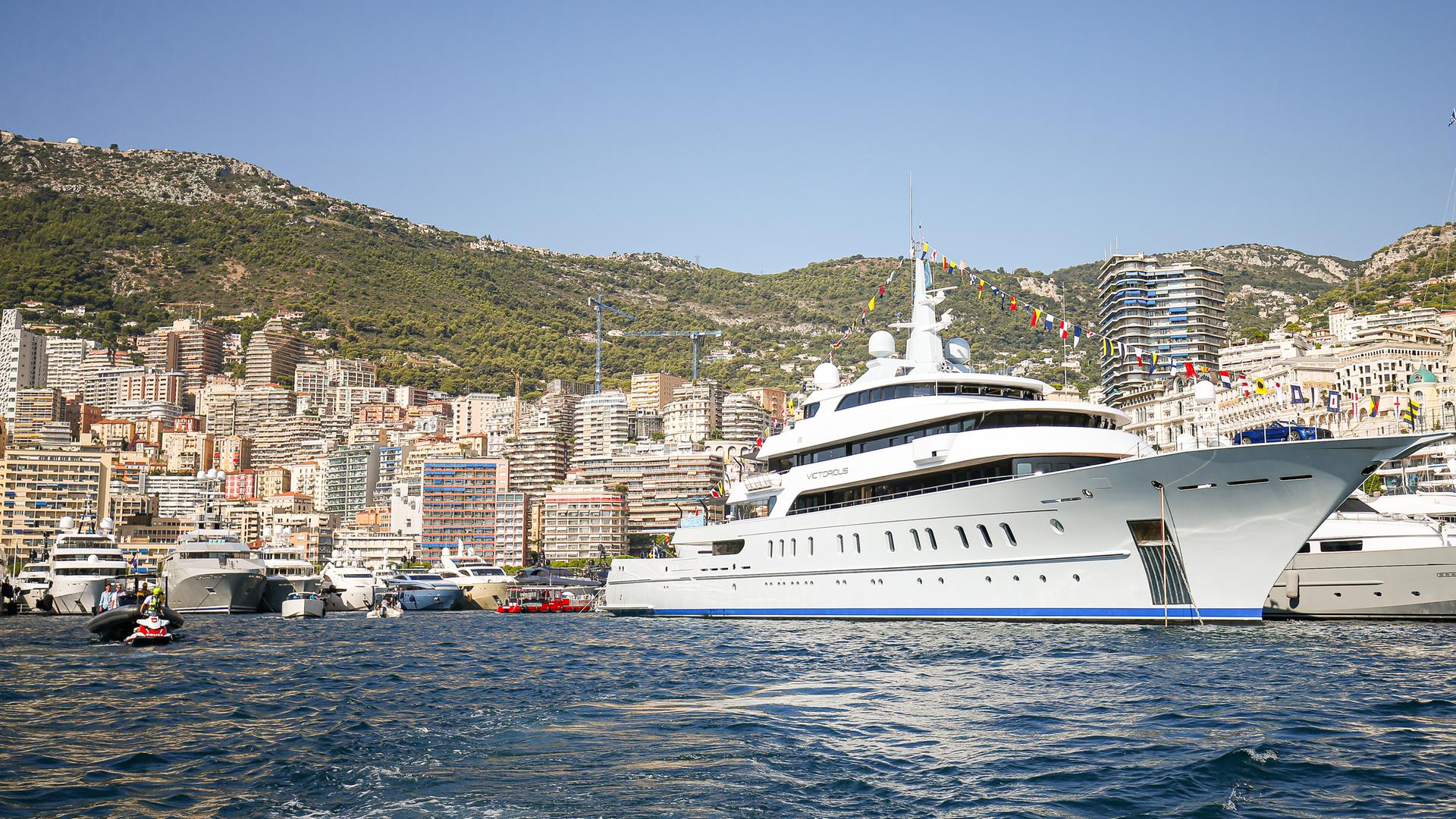 Eine russische Superjacht im Hafen von Monaco.