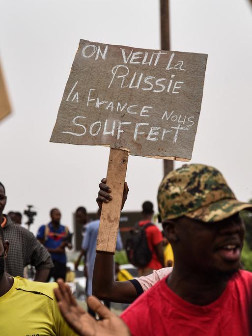 Etwa 200 bis 300 Personen demonstrieren im Mai 2021 auf dem Place de l'Independance in Bamako zur Unterstützung der malischen Streitkräfte FAMa und für eine Zusammenarbeit zwischen Mali und Russland