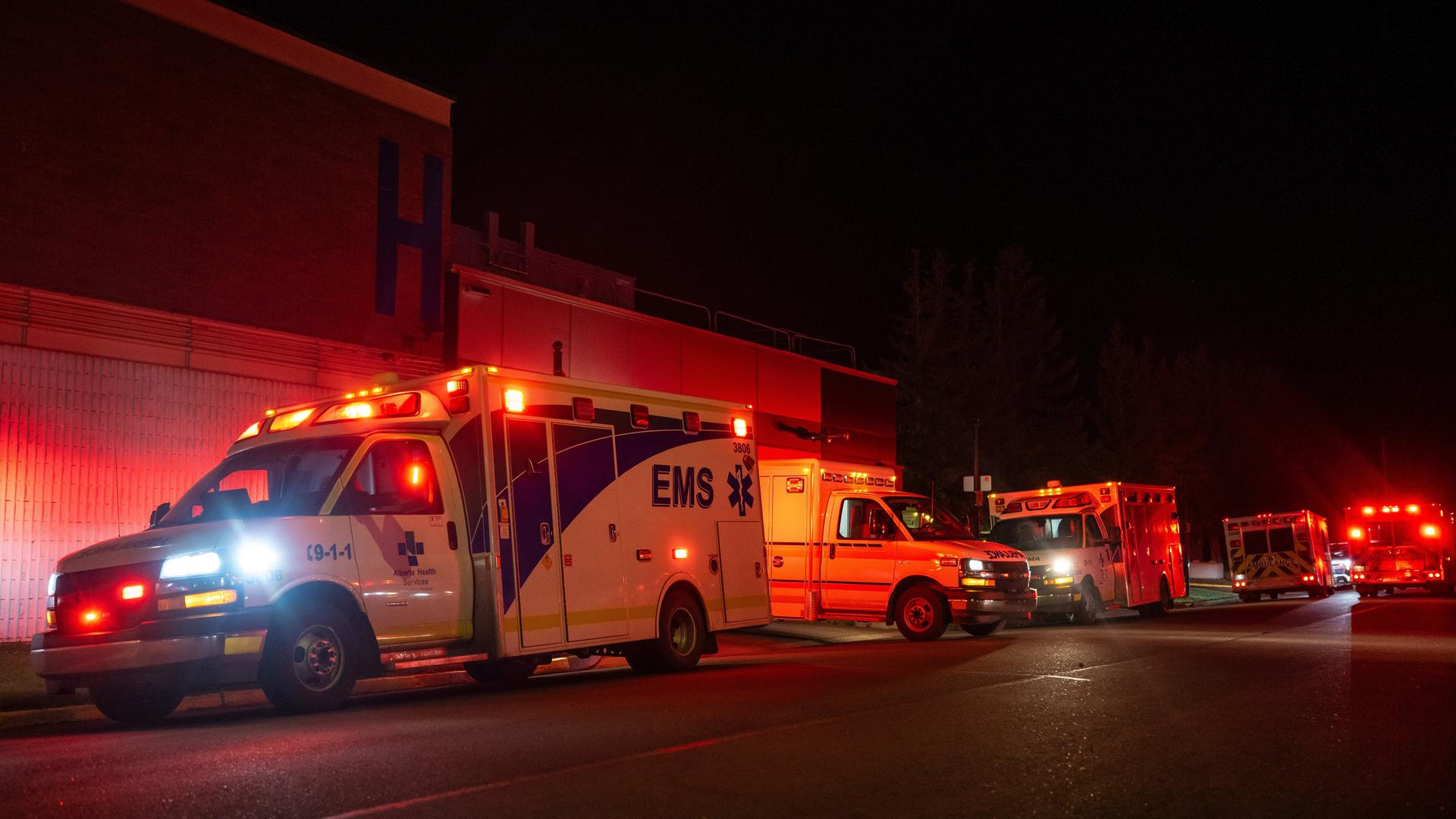 Einsatzfahrzeuge im kanadischen Wainwright Health Centre, wo verletzte Soldaten nach einem Brand auf dem Stützpunkt der Streitkräfte versorgt werden. Einsatzfahrzeuge im kanadischen Wainwright Health Centre, wo verletzte Soldaten nach einem Brand auf dem Stützpunkt der Streitkräfte versorgt werden.