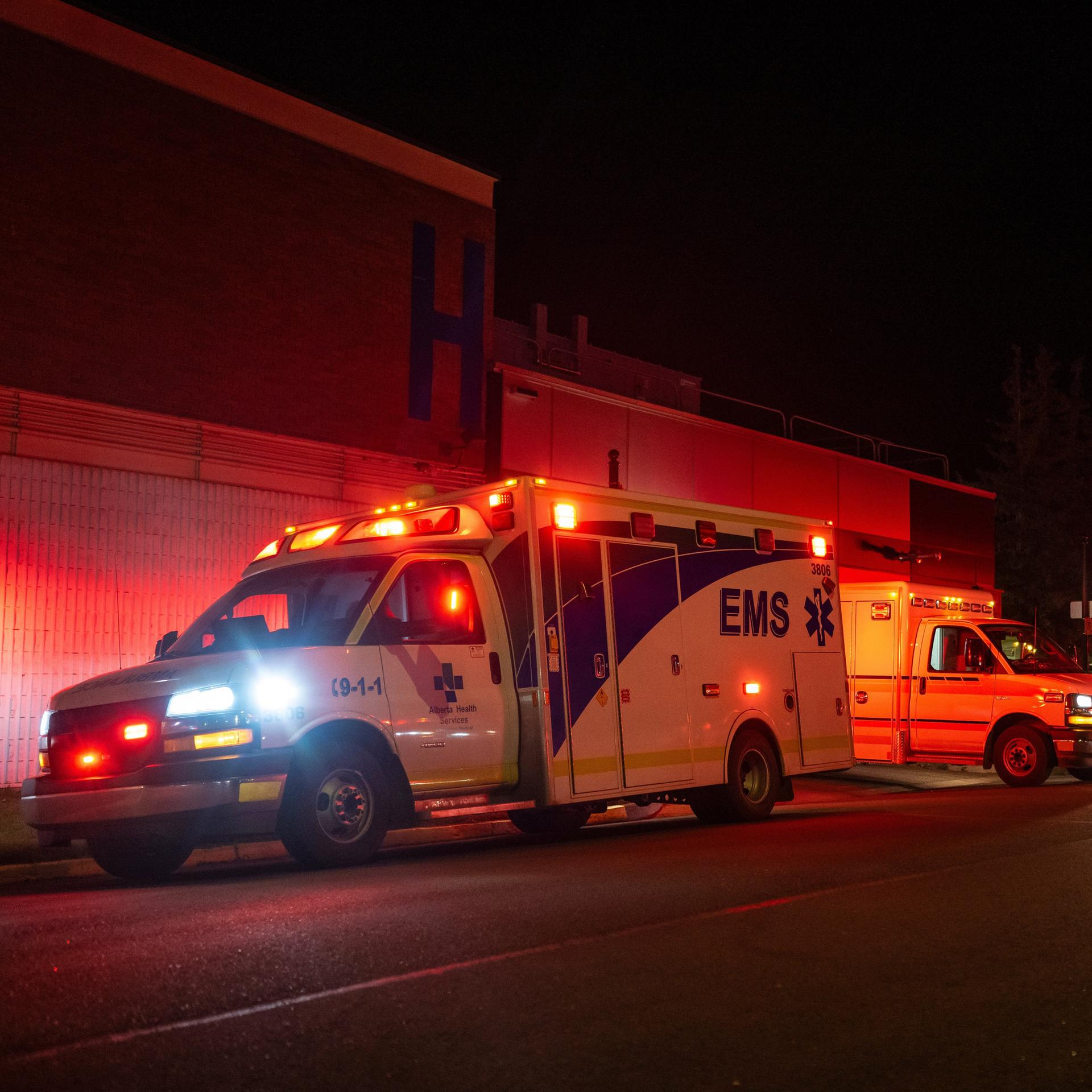 Einsatzfahrzeuge im kanadischen Wainwright Health Centre, wo verletzte Soldaten nach einem Brand auf dem Stützpunkt der Streitkräfte versorgt werden. 