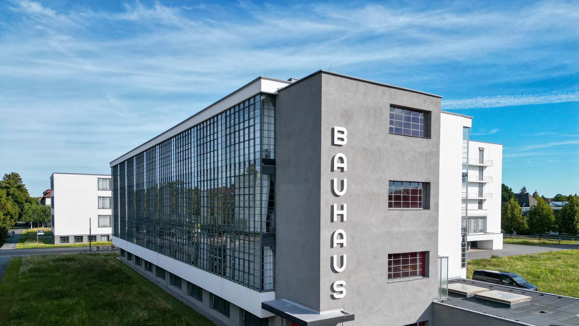 Blick auf das Bauhausgebäude in der Gropiusallee. 1925 zog das Bauhaus von Weimar nach Dessau und erlebte dort seine Blütezeit. (Luftaufnahme mit Drohne) Blick auf das Bauhausgebäude in der Gropiusallee. 1925 zog das Bauhaus von Weimar nach Dessau und erlebte dort seine Blütezeit. (Luftaufnahme mit Drohne)