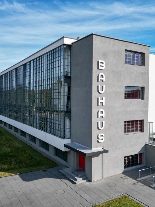 Blick auf das Bauhausgebäude in der Gropiusallee. 1925 zog das Bauhaus von Weimar nach Dessau und erlebte dort seine Blütezeit. (Luftaufnahme mit Drohne) Blick auf das Bauhausgebäude in der Gropiusallee. 1925 zog das Bauhaus von Weimar nach Dessau und erlebte dort seine Blütezeit. (Luftaufnahme mit Drohne)