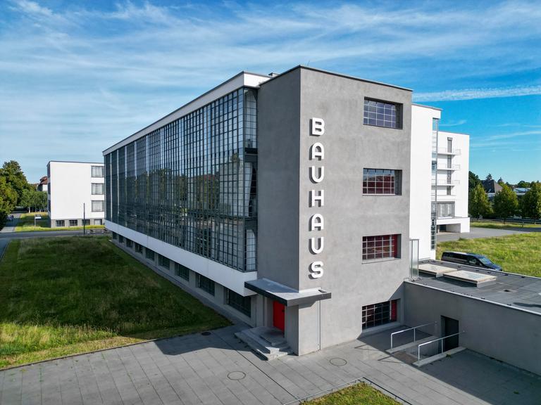 Blick auf das Bauhausgebäude in der Gropiusallee. 1925 zog das Bauhaus von Weimar nach Dessau und erlebte dort seine Blütezeit. (Luftaufnahme mit Drohne) Blick auf das Bauhausgebäude in der Gropiusallee. 1925 zog das Bauhaus von Weimar nach Dessau und erlebte dort seine Blütezeit. (Luftaufnahme mit Drohne)