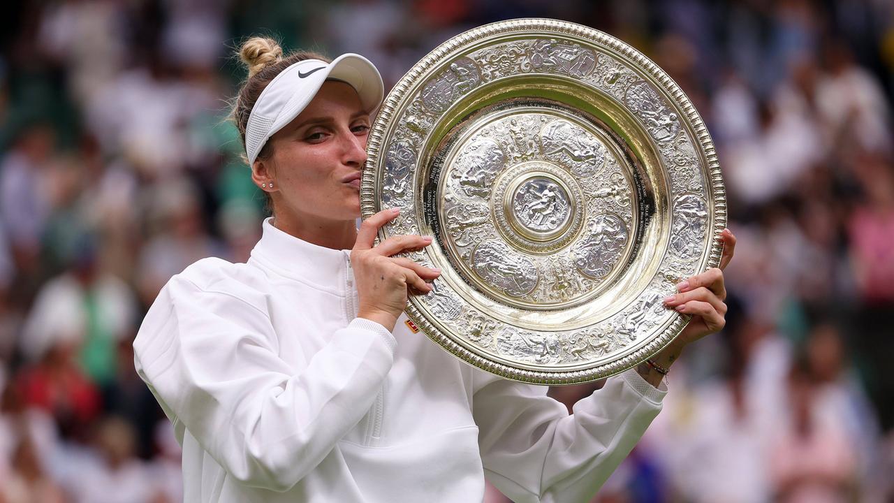 Die Tschechin Marketa Vondrousova steht nach ihrem Sieg auf dem Rasen in Wimbledon und küsst die Venus Rosewater-Schale.