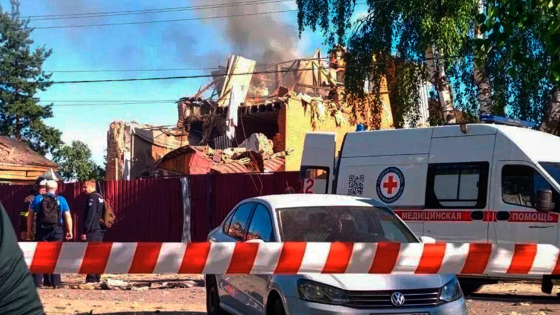 Ein durch ukrainische Drohnen zerstörtes Haus in der Region Moskau.