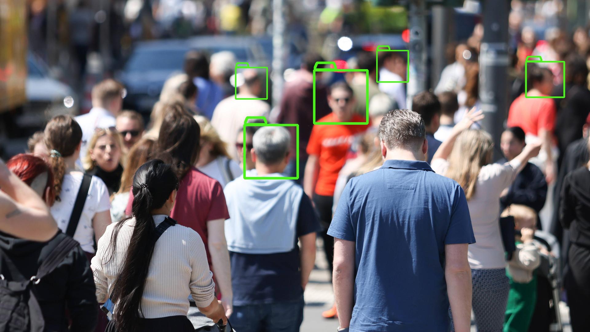 Über einer Menschenmenge auf der Straße sind grafische Kästen in Datei-Optik gelegt.