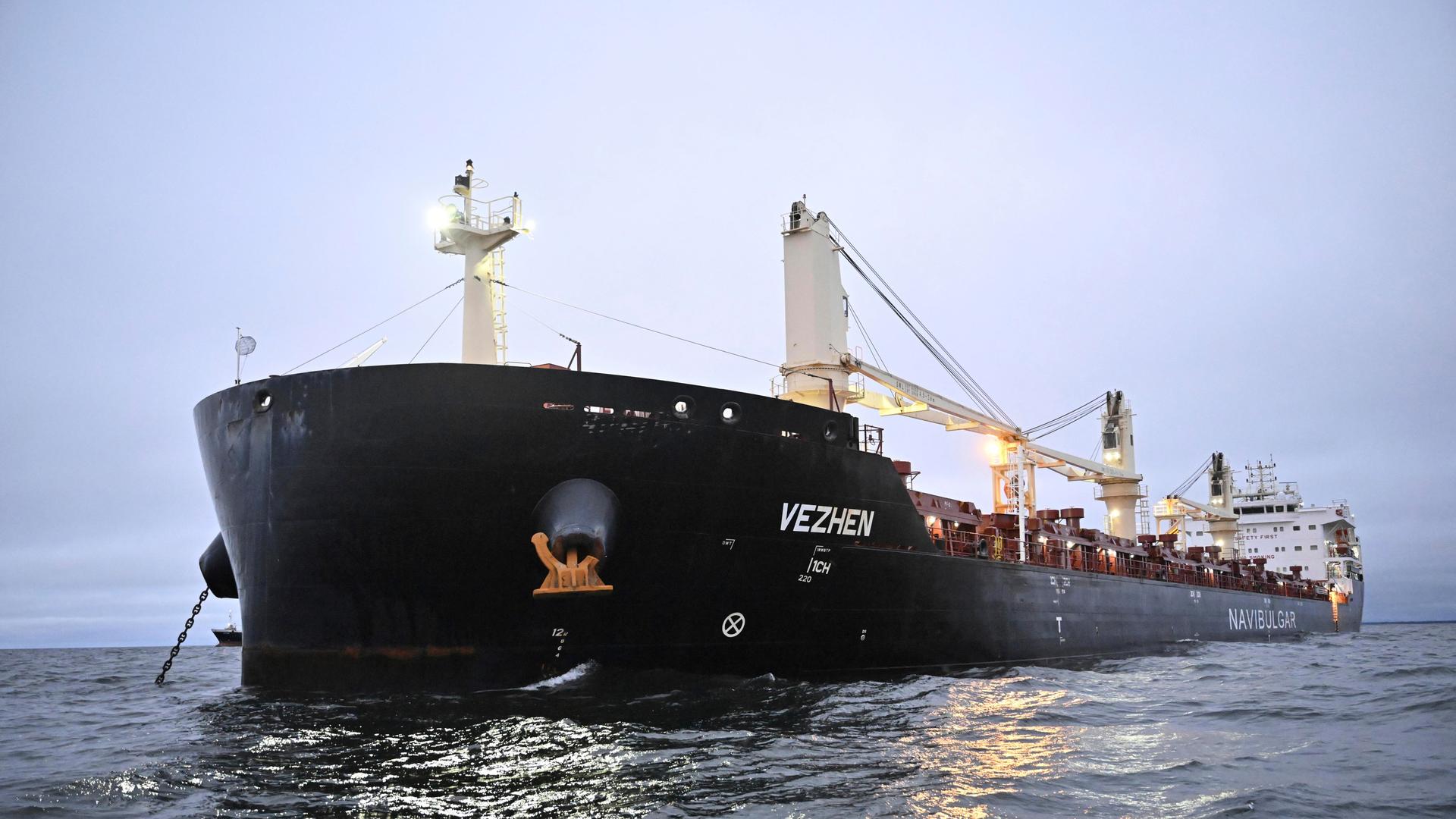 Das Frachtschiff "Vezhen" liegt vor Karlskrona, Schweden, vor Anker und wird von den schwedischen Behörden untersucht.