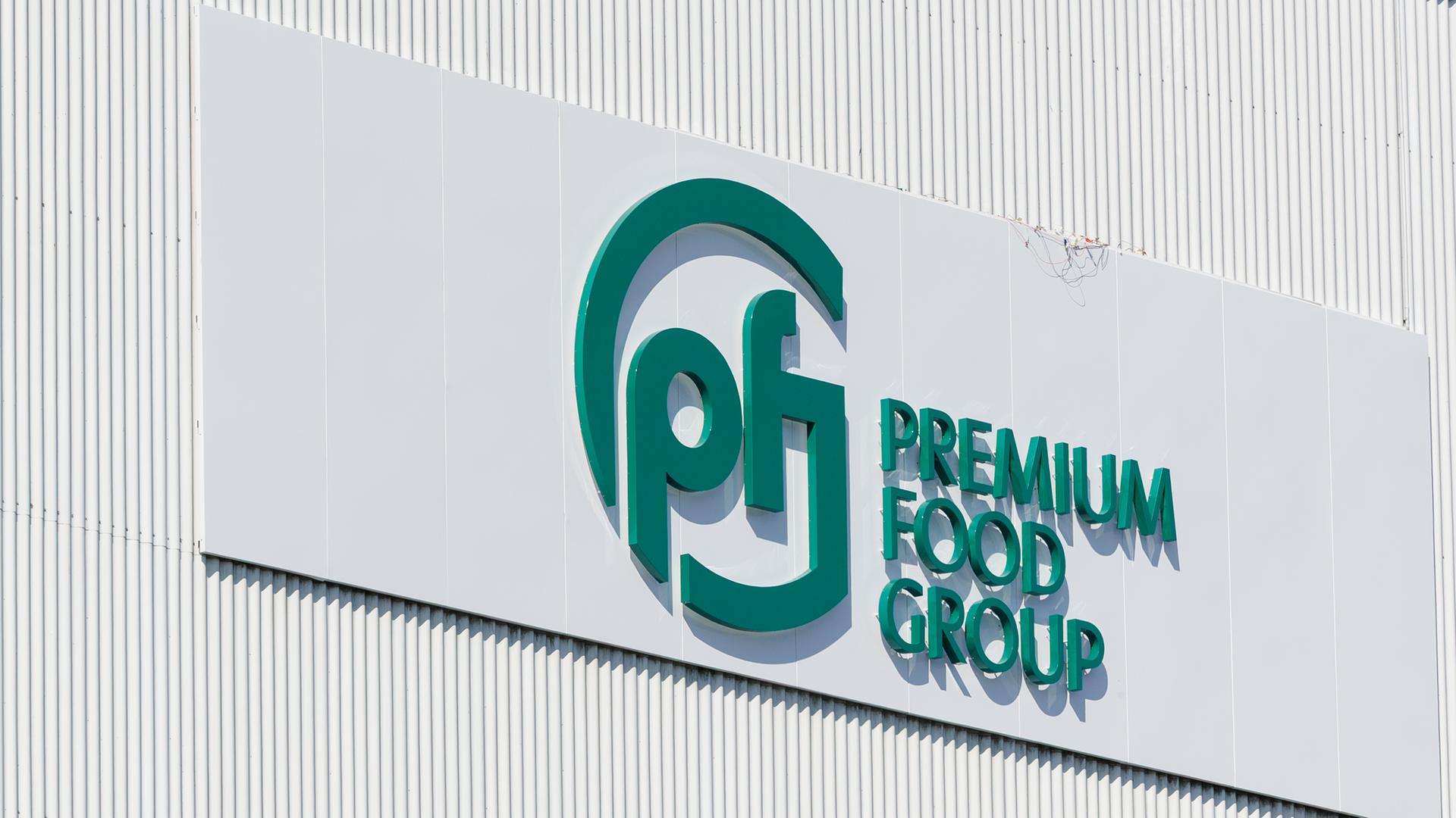 Nordrhein-Westfalen, Rheda-Wiedenbrück: Das neue Firmenlogo der Premium Food Group (PFG) an einem Gebäude des Unternehmens. Seit Anfang 2025 heißt Tönnies "Premium Food Group". 