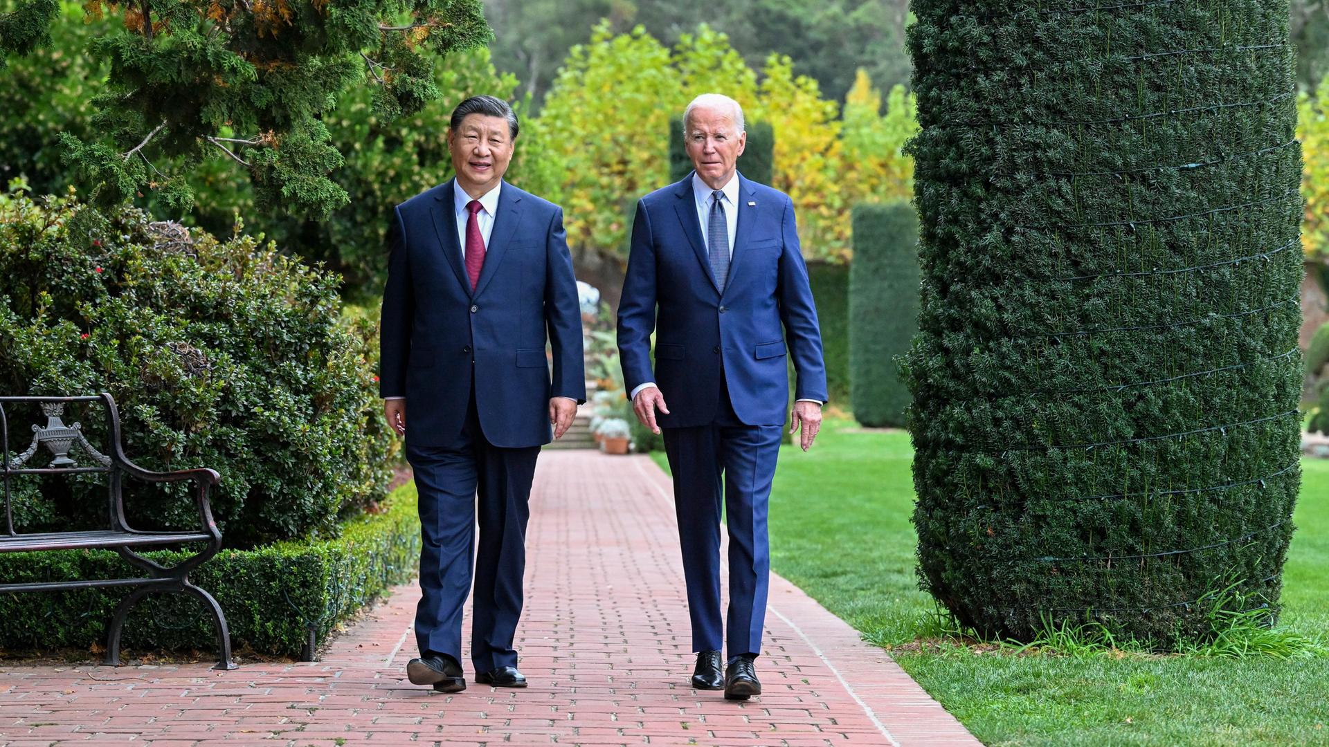 Chinas Präsident Xi Jinping (links) und US-Präsident Joe Biden beim Spaziergang in einem Park in San Francisco