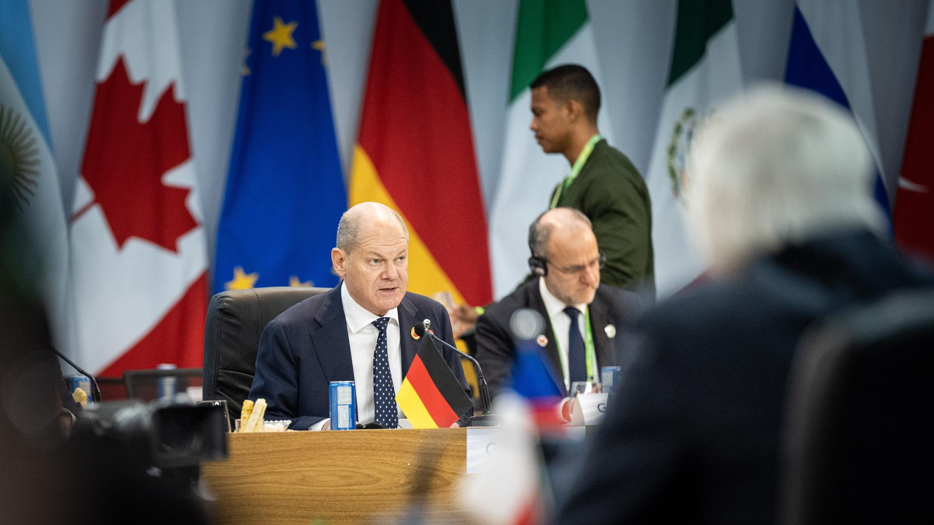 Bundeskanzler Olaf Scholz (SPD) spricht beim G20-Gipfel bei der ersten Arbeitssitzung in Rio de Janeiro. 