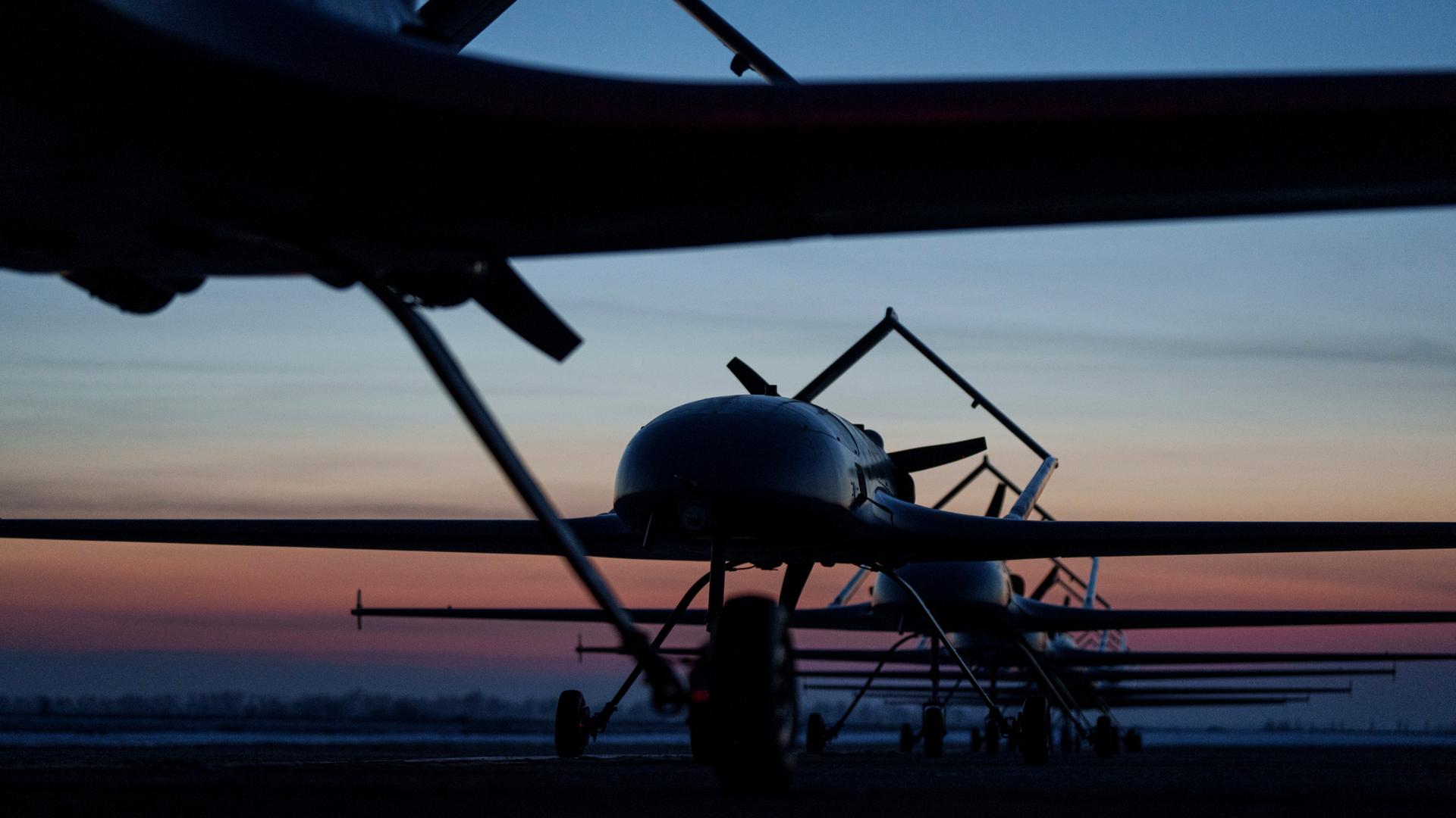 Langstreckendrohnen des Typs An-196 Ljutyj stehen vor dem Start in einer Reihe an einem ungenannten Ort in der Ukraine. 