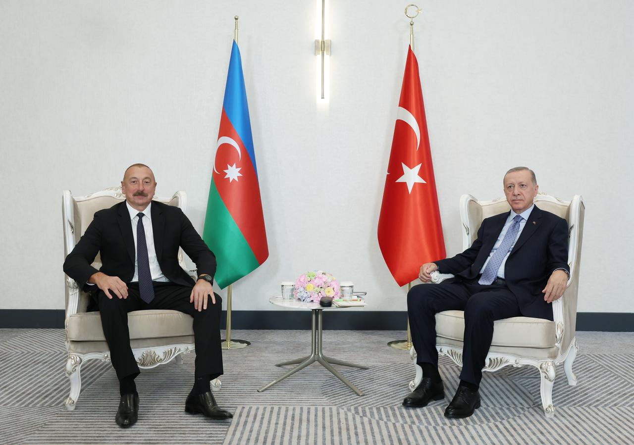 Der türkische Präsident Erdogan und der aserbaidschanische Präsident 
Alijew bei einem Treffen 2022.
