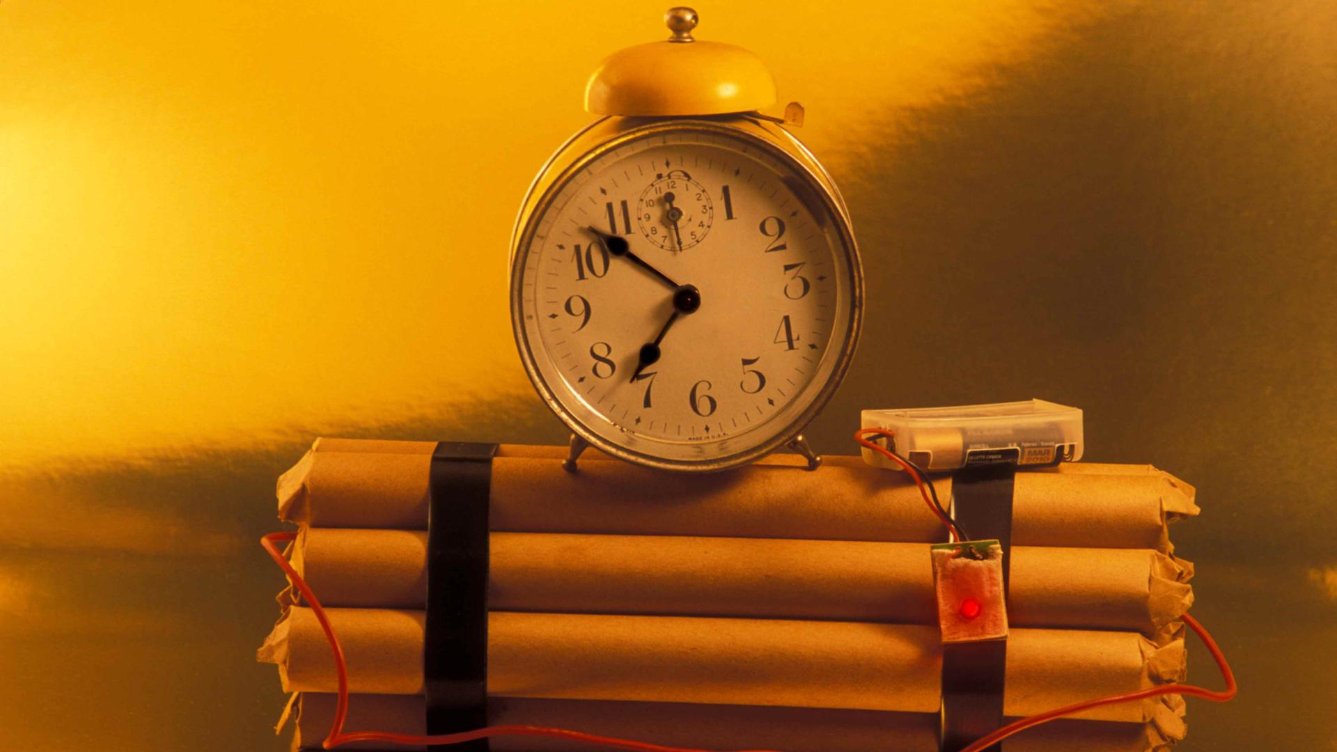 Eine Zeitbombe mit Wecker und Dynamit
